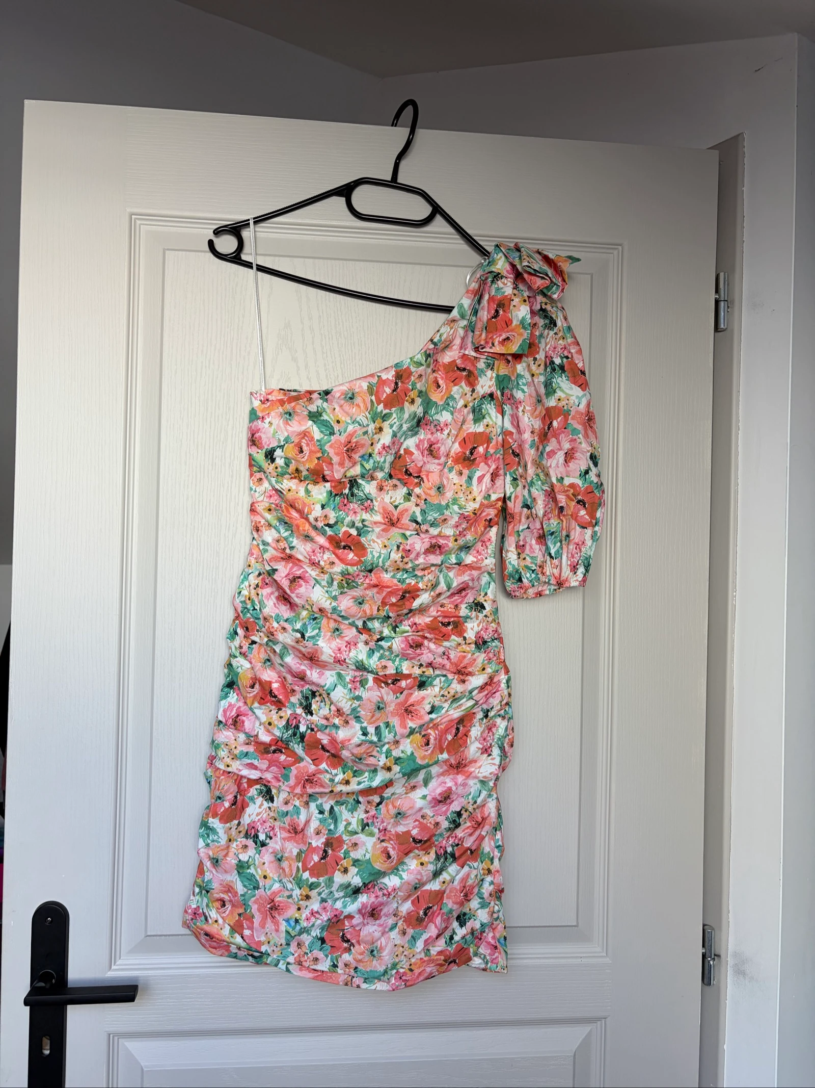 Robe fleurie Zara - épaule dénudée - portée une fois